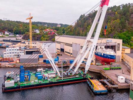 Skroget til Reach Remote 3 på plass i Trosvikbukta