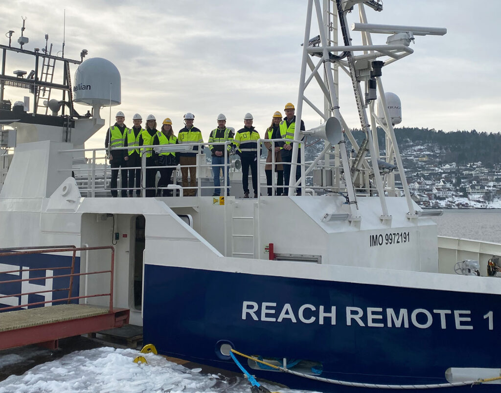 Reach Remote 1 ble overlevert 16/1-25. En stolt gjeng på brua fra Kongsberg Maritime, Reach Subsea og Trosvik.