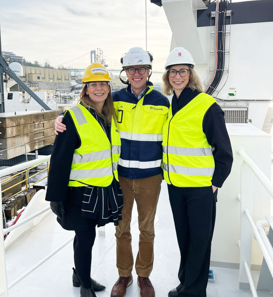 Fornøyde med overlevering av Reach Remote 1. F.v. Bjørg Mathisen Døving fra Reach Subsea, Geir Kristoffersen Sæther fra Trosvik og Marthe Kristine Sand fra Kongsberg Maritime.