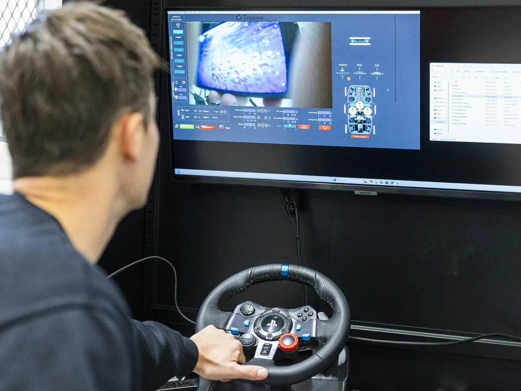 Eivind Eidissen demonstrerer fjernstyring av Trosviks MultiCleaner ROV.