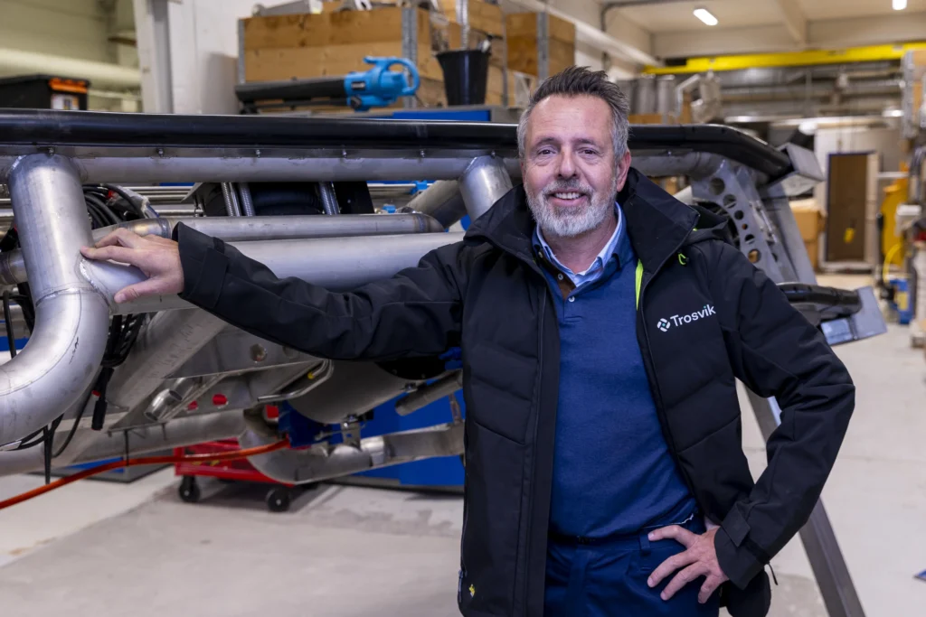 Daglig leder i Trosvik Oceantech foran en ny ROV som blir utviklet ved verkstedet i Brevik.