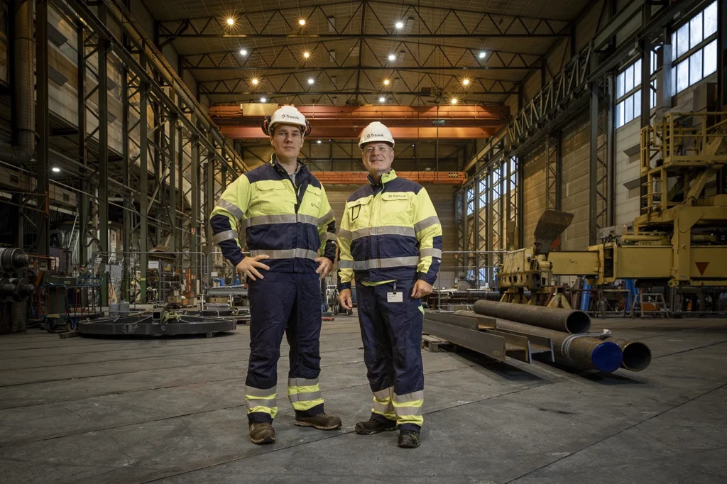 Verftsdirektør og daglig leder i Trosvik AS Marius Øverland og konsernsjef i Trorvik Group AS Jan Brønsten i Trosviks store verftshall i Brevik.
