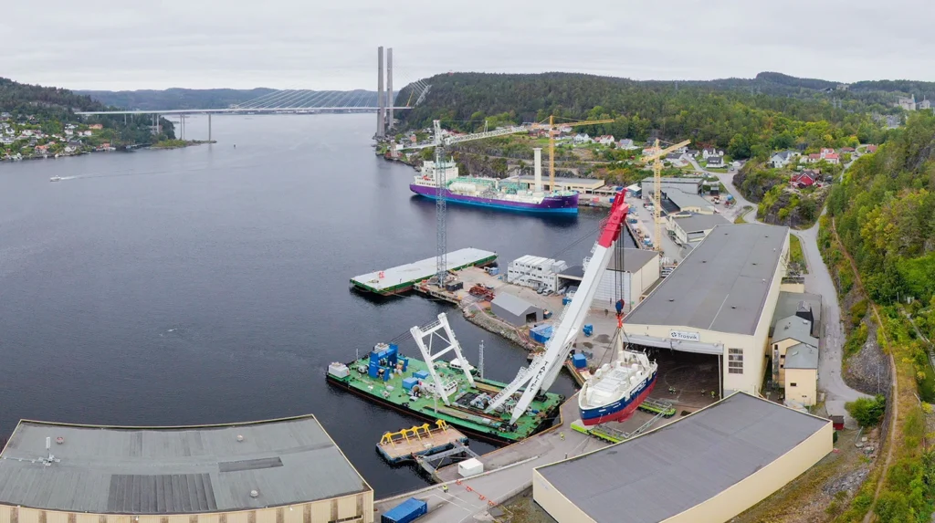 Omfattende operasjon: Stor aktivitet i Trosvikbukta da skroget til Reach Remote 3 ble løftet fra lekter til land av Taklifts stor flytekran